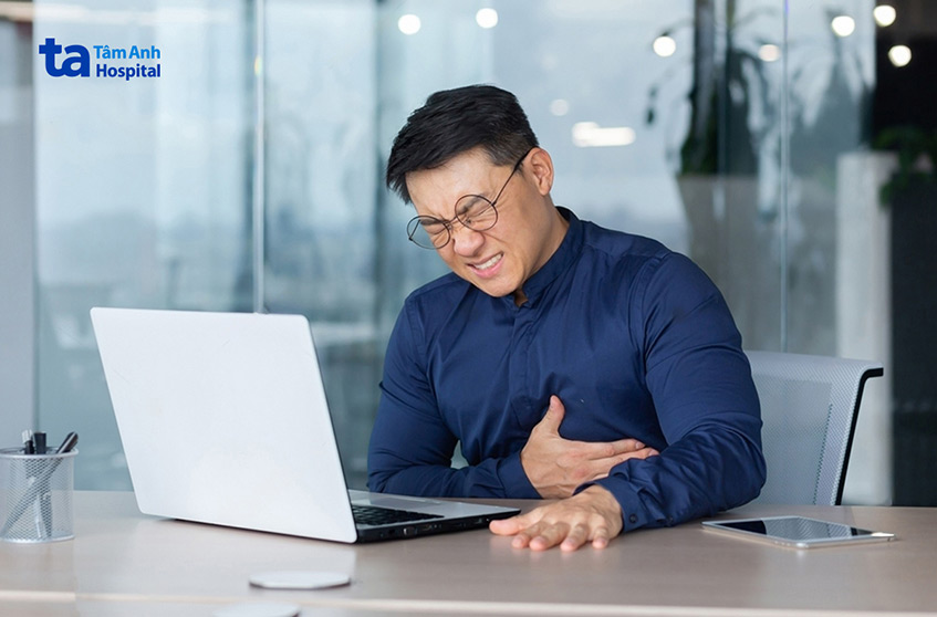 Khi gặp các triệu chứng đau ngực, khó thở, tim đập nhanh cần thăm khám, xét nghiệm kiểm tra rối loạn lipid máu