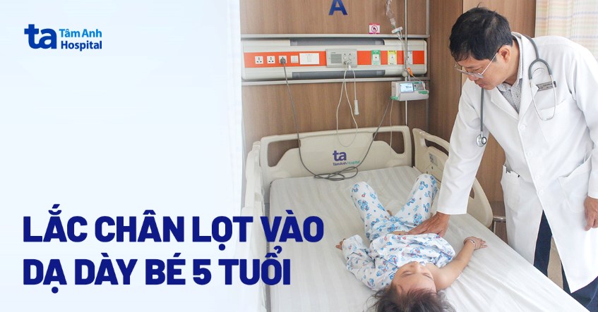 Lắc chân lọt vào dạ dày bé 5 tuổi
