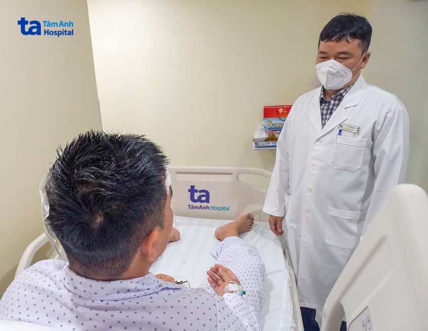 bác sĩ khám sau mổ u mạch máu não