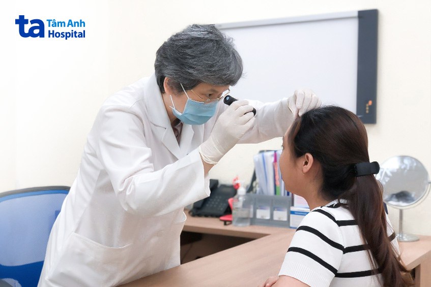 Tiến sĩ bác sĩ Đặng Thị Ngọc Bích, khoa Da liễu - Thẩm mỹ Da, BVĐK Tâm Anh TP.HCM khám, điều trị cho người bệnh nổi nhiều mụn cám.