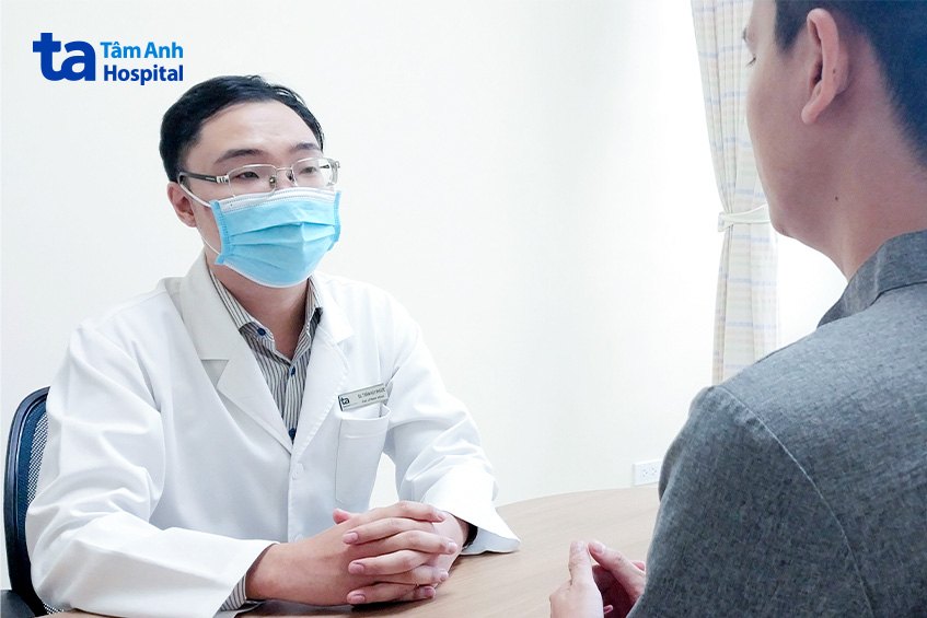 Bác sĩ Trần Huy Phước, khoa Nam học, Trung tâm Tiết niệu - Thận học - Nam khoa, Bệnh viện Đa khoa Tâm Anh TP.HCM, đang tư vấn cho người bệnh