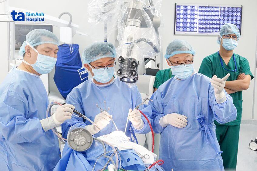 phẫu thuật điều trị đột quỵ xuất huyết não
