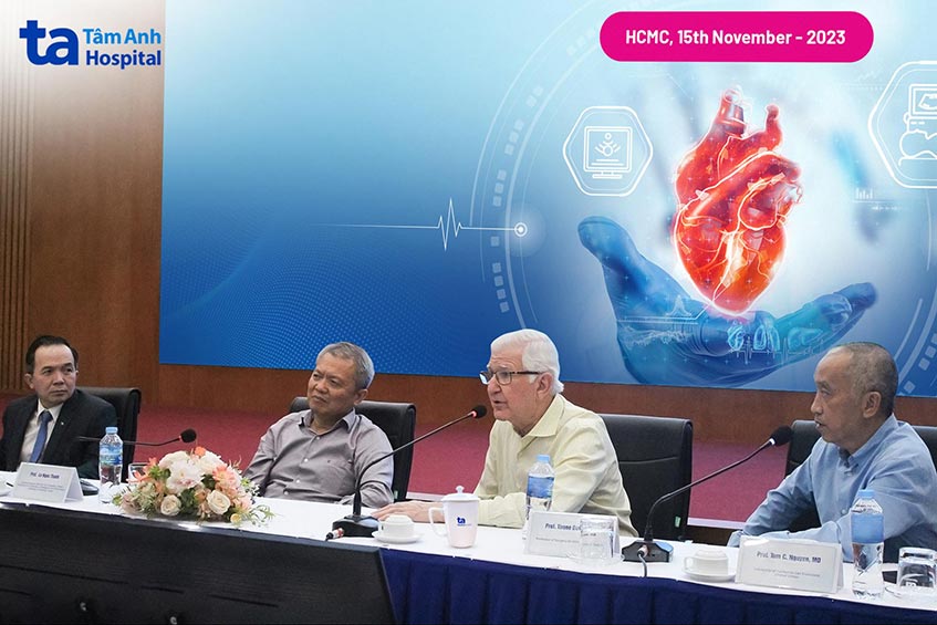 Từ trái sang: Phó giáo sư Đỗ Kim Quế, Giáo sư Lê Ngọc Thành, Giáo sư Tirone E. David và Bác sĩ Nguyễn Minh Trí Viên tại hội thảo