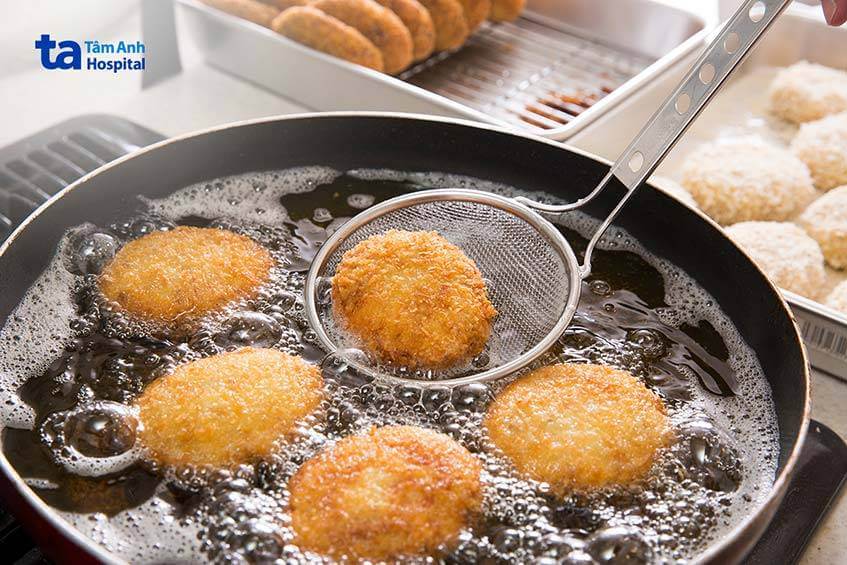 Hạn chế đồ chiên rán nhiều dầu mỡ sau điều trị dị dạng mạch máu não