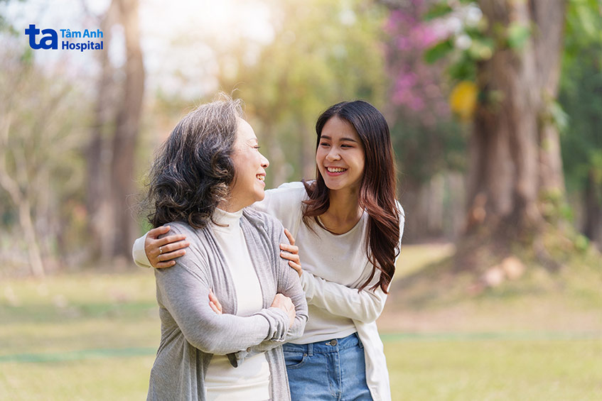Sau phẫu thuật u trong ống sống, người bệnh cần đi lại, vận động nhẹ nhàng
