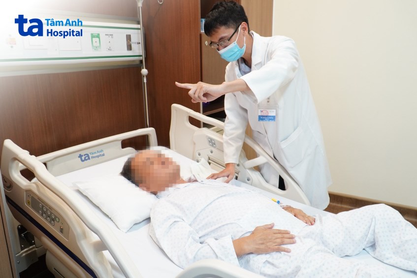 thăm khám người bệnh tai biến mạch máu não