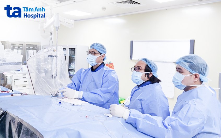 Ê-kíp can thiệp phì đại tiền liệt tuyến thành công cho cụ ông 84 tuổi. 