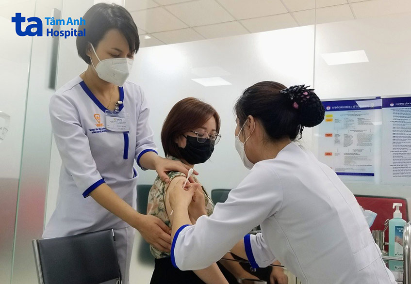 Người lớn tiêm vaccine phòng bệnh thương hàn tại Hệ thống tiêm chủng VNVC