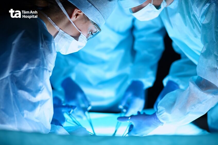 tiến hành phẫu thuật ghép sọ não
