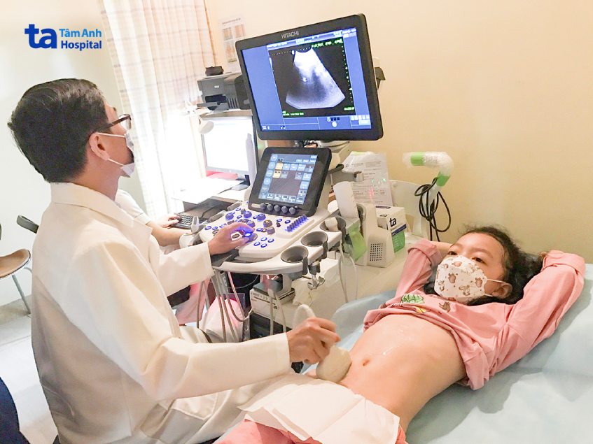 Trẻ nhiễm sốt xuất huyết siêu âm bụng theo dõi diễn tiến bệnh