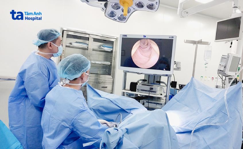 Thạc sĩ bác sĩ Nguyễn Tân Cương, Phó khoa Tiết niệu (người bên phải) và bác sĩ chuyên khoa I Phạm Thế Anh, Trung tâm Tiết niệu - Thận học - Nam khoa, Bệnh viện Đa khoa Tâm Anh TP.HCM, đang phẫu thuật nội soi cho người bệnh tăng sinh tuyến tiền liệt.