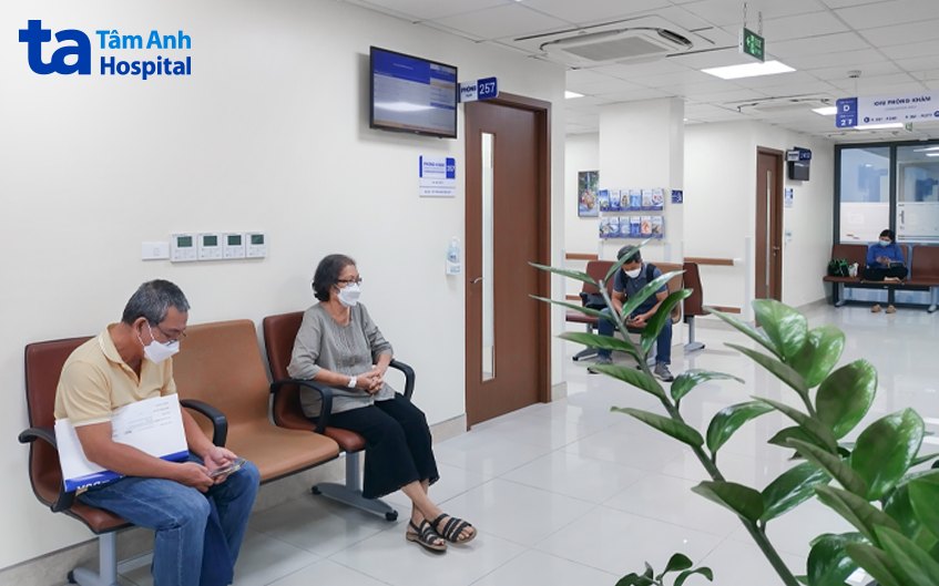 Bà H. đang ngồi trước phòng khám của bác sĩ Duy