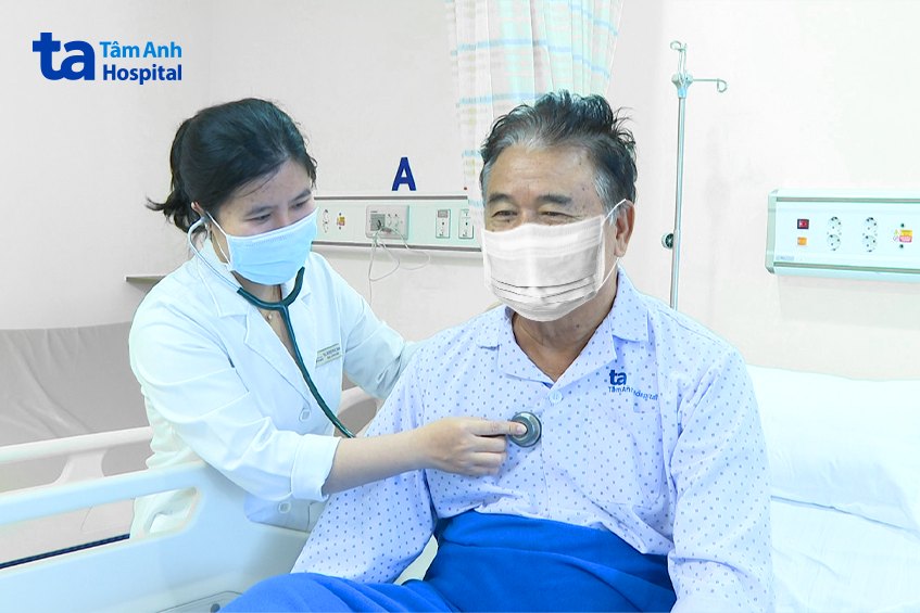 Bác sĩ Bích đang thăm khám cho ông C