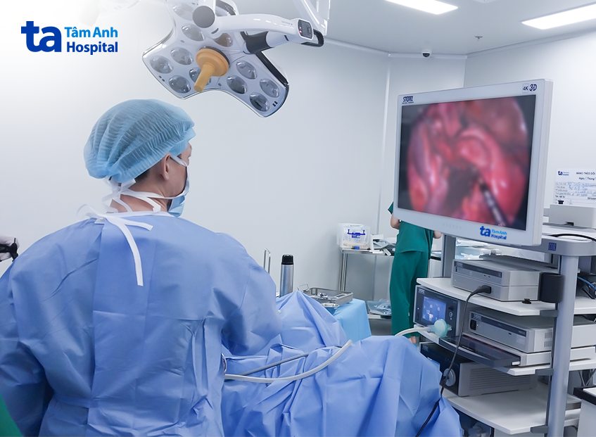 bác sĩ cẩn thận thực hiện ca bệnh
