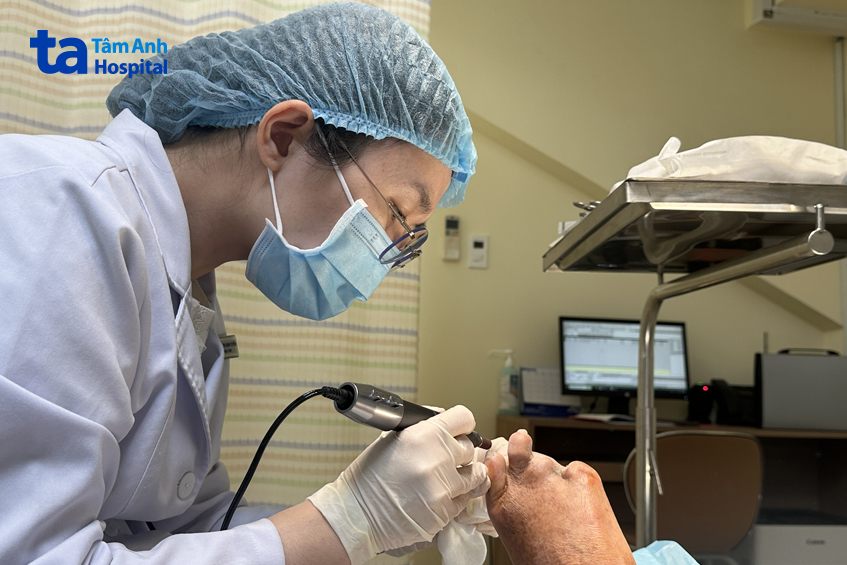 bác sĩ đang chăm sóc bàn chân cho khách hàng