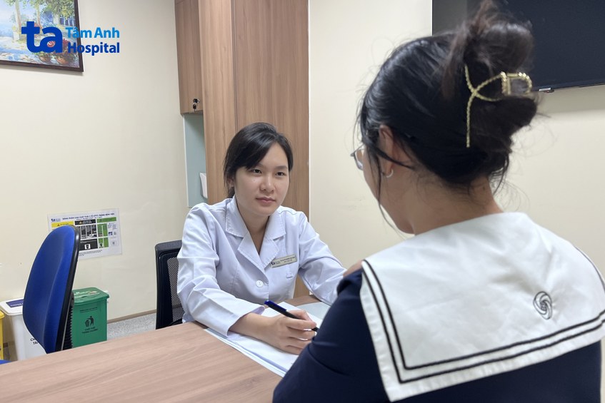 bác sĩ đang tư vấn về biến chứng bàn chân đái tháo đường