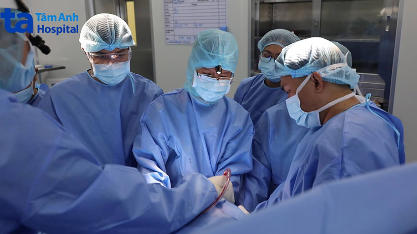 bác sĩ dương thực hiện thay khớp vai