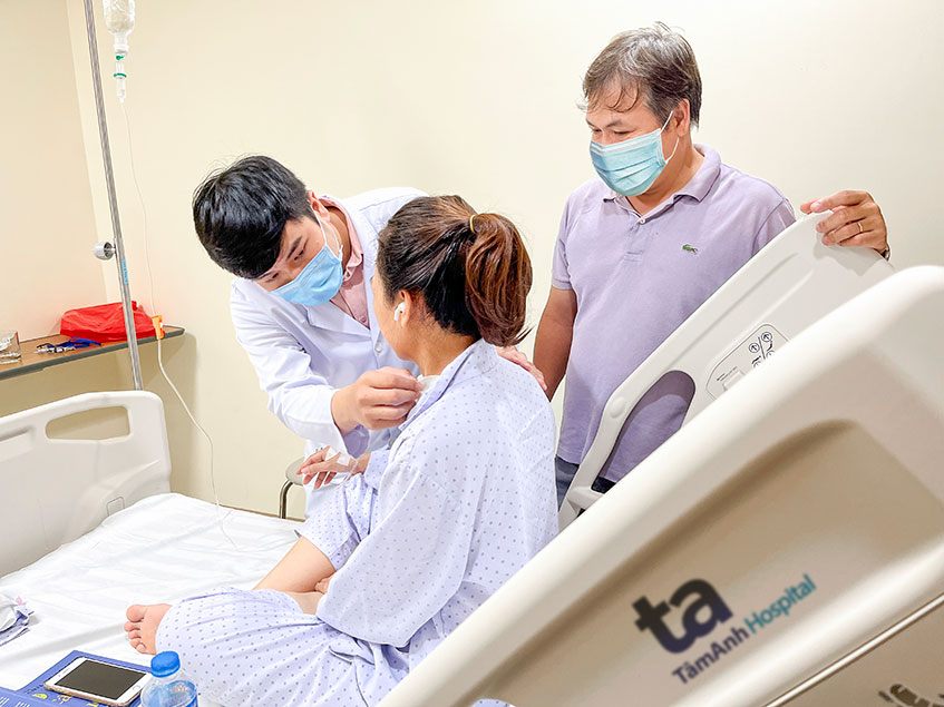 Bác sĩ Hiếu khám cho bệnh nhân vào ngày thứ hai sau mổ