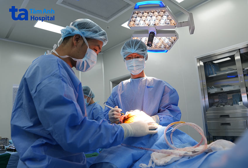 bác sĩ hoàng dương thay khớp gối cho bệnh nhân