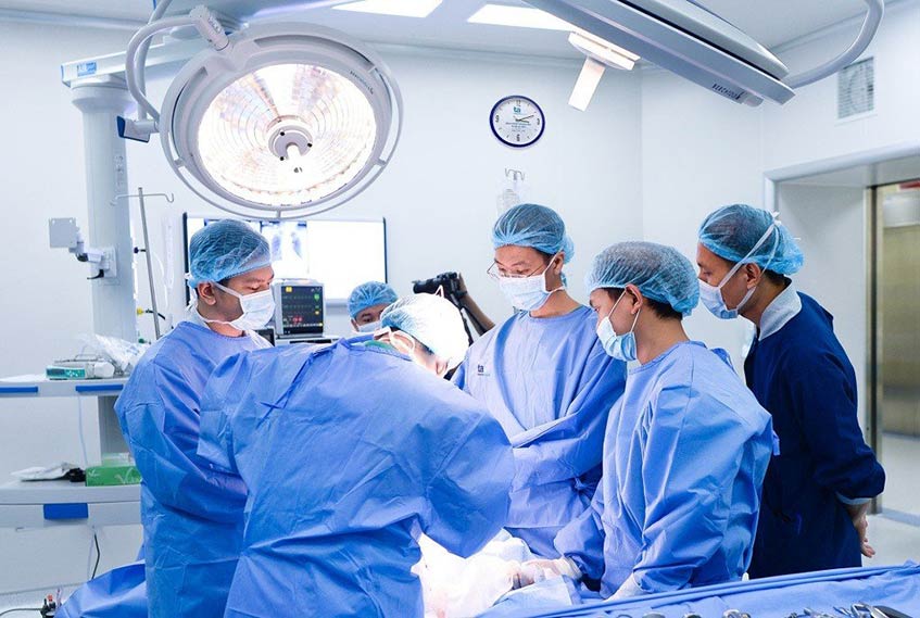 bác sĩ học thực hiện phẫu thuật