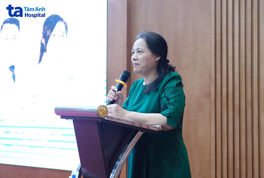 bác sĩ hồng hoa trình bày