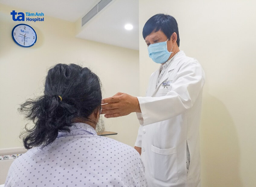 bác sĩ khám bệnh nhân mổ túi phình 1 cm nằm sâu giữa não