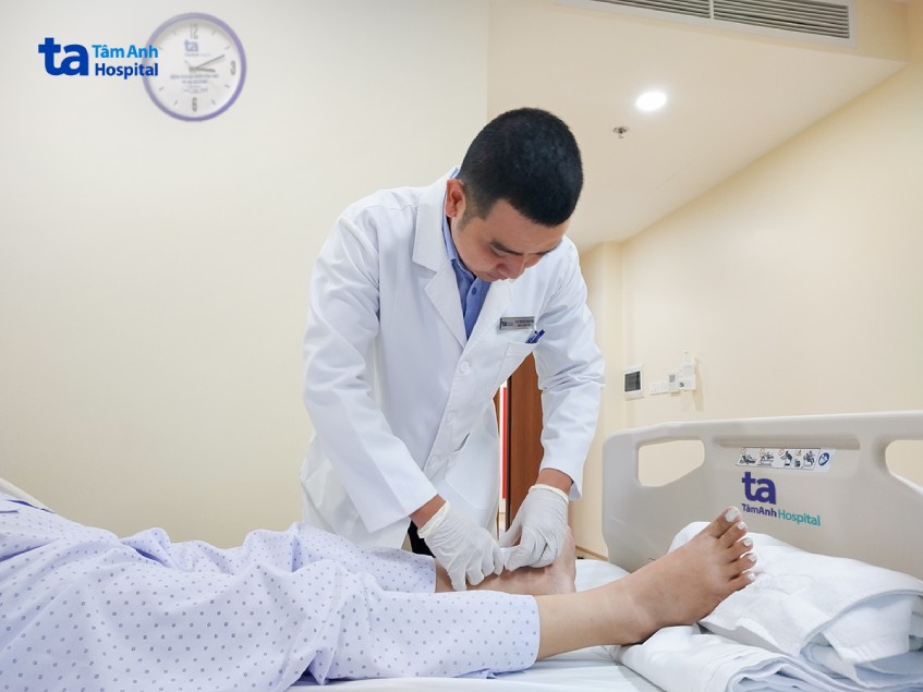 Bác sĩ khoa Nội tiết đang kiểm tra vết thương cho chị B