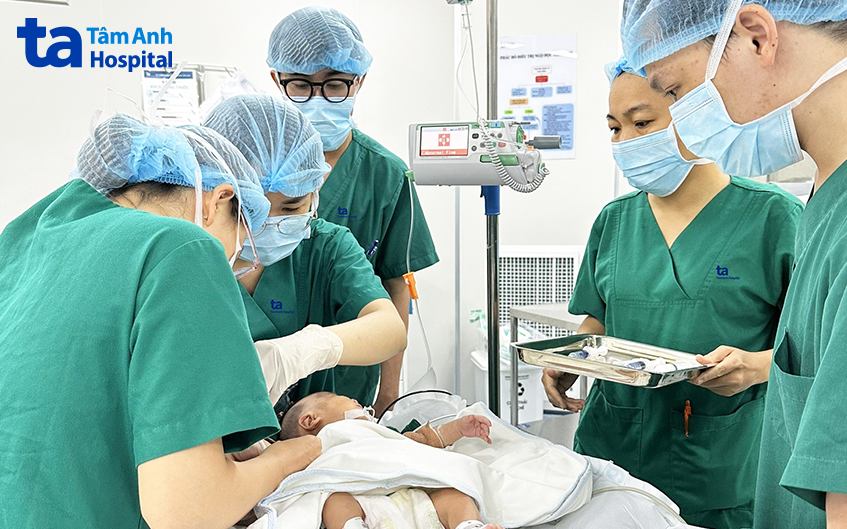 Bác sĩ kiểm tra, chuẩn bị gây mê phẫu thuật cho bé Sữa