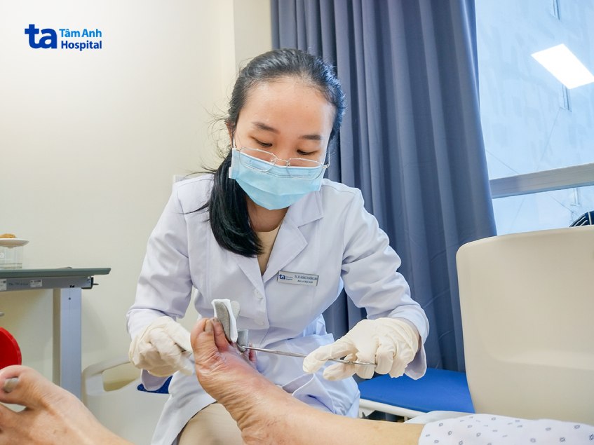 Bác sĩ Linh đang chăm sóc vết thương ở bàn chân cho bà H