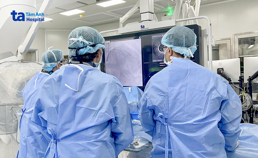Bác sĩ Minh (ngoài cùng bên trái) cùng ê kip đặt stent tái thông mạch vành cho bệnh nhân với sự hỗ trợ của IVUS