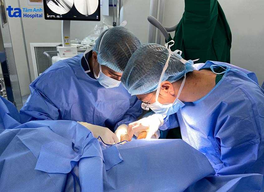 bác sĩ phẫu thuật lấy que ra khỏi cơ thể bệnh nhân