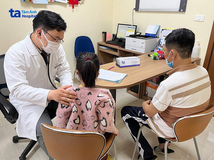 Bác sĩ Phúc khám cho bé Châu sau hai tuần can thiệp bít túi rò