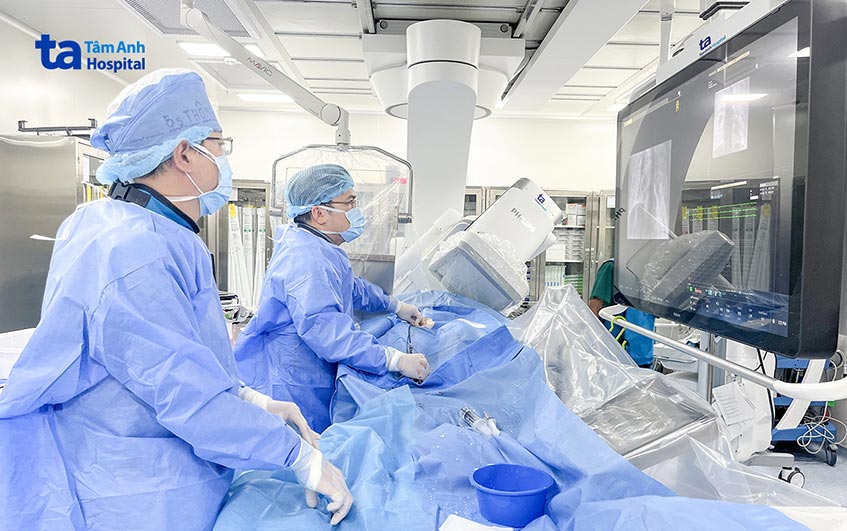 Bác sĩ Phúc (phải) và ekip can thiệp bít túi rò động tĩnh mạch phổi cho bệnh nhân