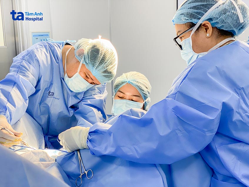 bác sĩ thanh tâm thực hiện phẫu thuật