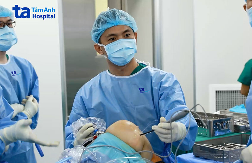 bác sĩ tiến hành thay dây chằng