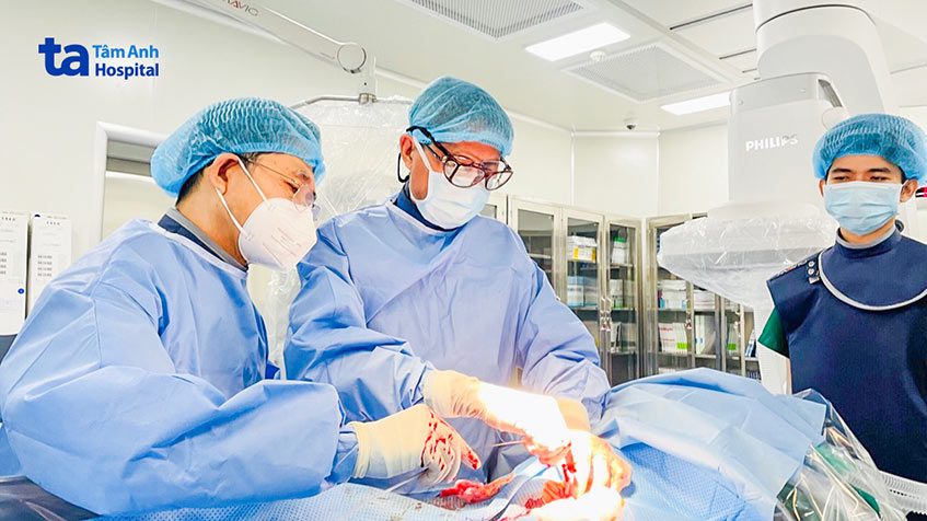 Bác sĩ tiến hành thủ thuật đặt stent graft cho bệnh nhân phình động mạch chủ