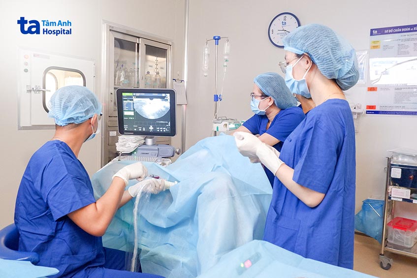 bác sĩ triệu vỹ chọc hút trứng