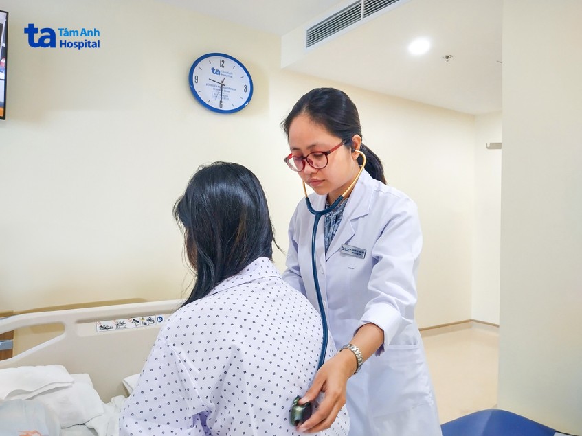 Bác sĩ Trúc kiểm tra lại sức khỏe cho em T. trước khi ra viện