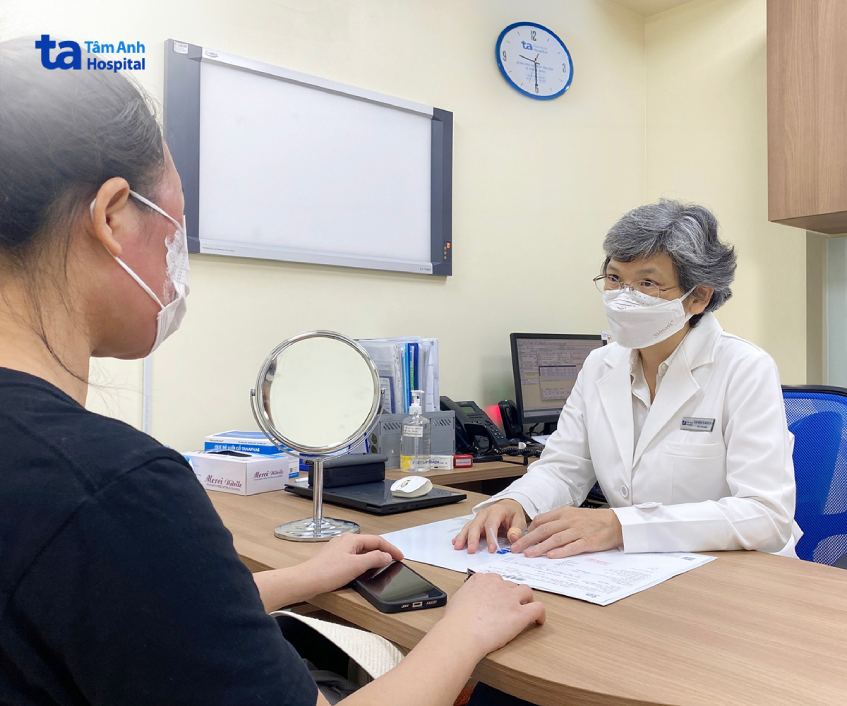 Tiến sĩ Ngọc Bích xác định người bệnh bị bỏng da do hóa chất và để quá thời gian. 