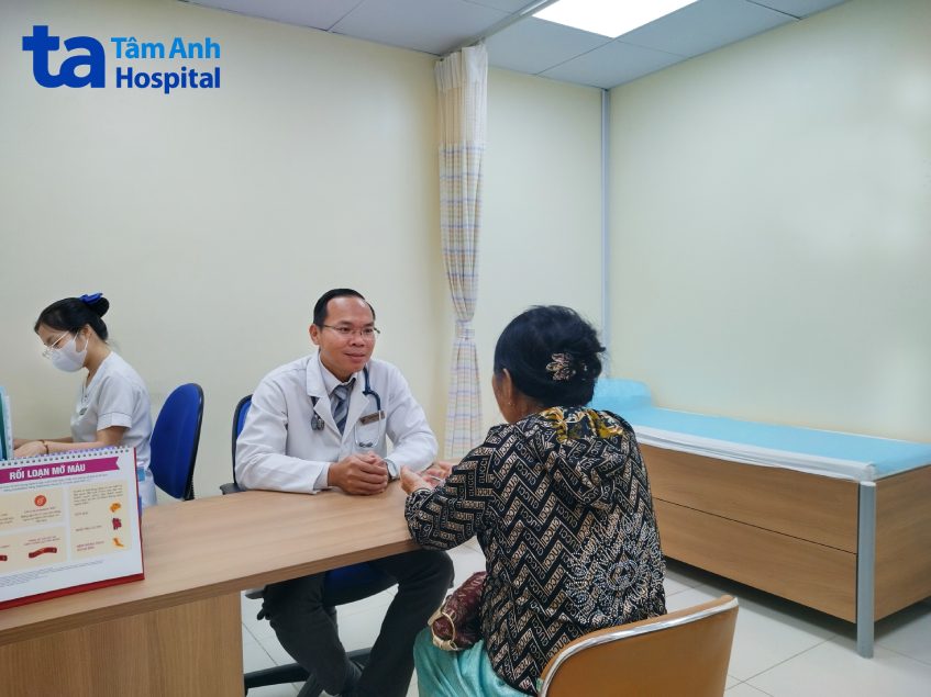 Bác sĩ Võ Trần Nguyên Duy đang khám cho bà M