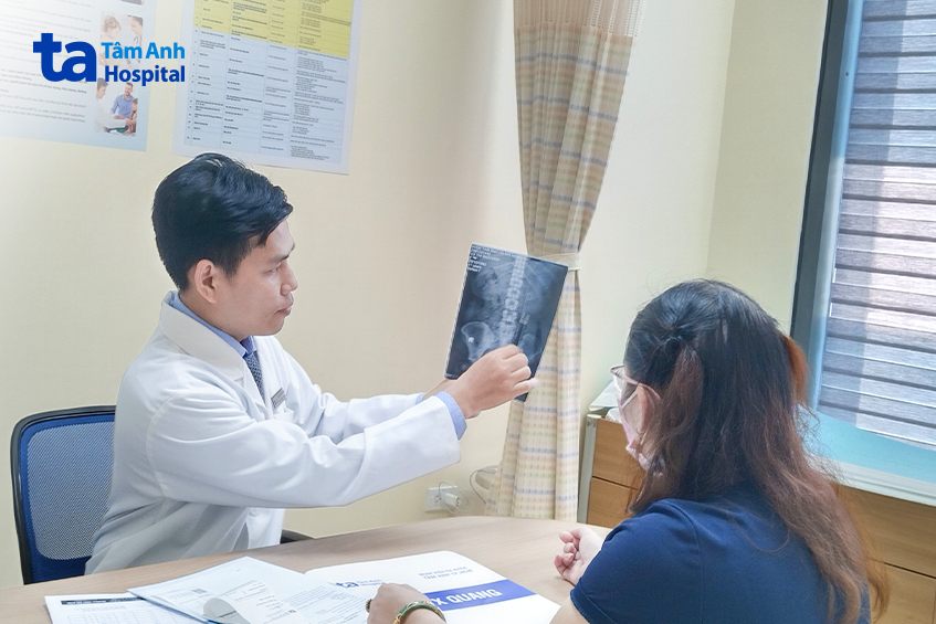 Thạc sĩ bác sĩ Cao Vĩnh Duy, khoa Tiết niệu, Trung tâm Tiết niệu - Thận học - Nam khoa, Bệnh viện Đa khoa Tâm Anh TP.HCM, tái khám người bệnh.