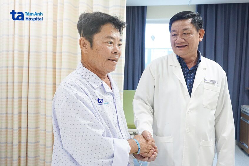 bác sĩ bắt tay ca bệnh suýt mổ đốt sống cổ, phát hiện u não như quả cam