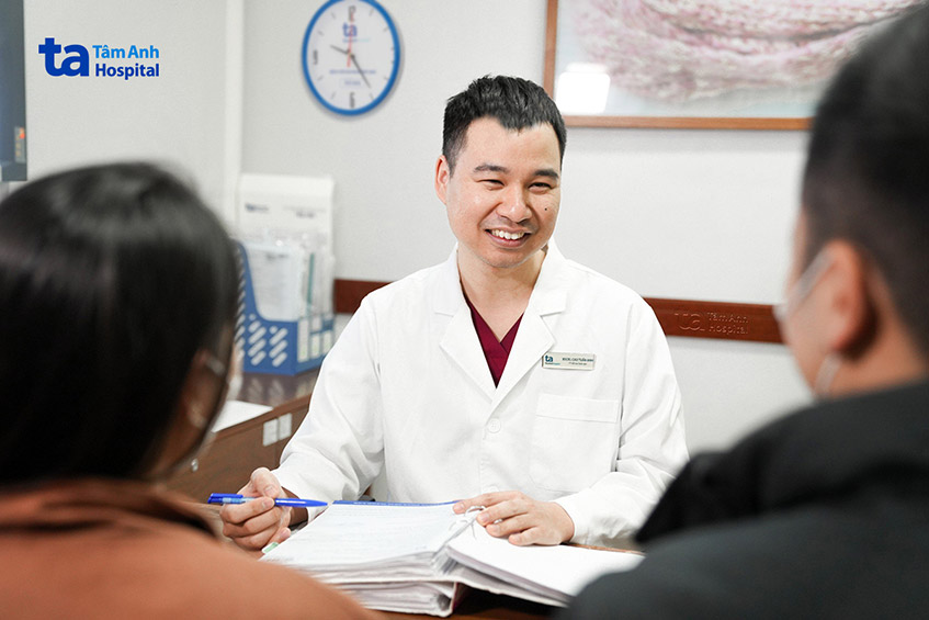 BS.CKI Cao Tuấn Anh đang khám, tư vấn phác đồ điều trị cho vợ chồng hiếm muộn có thể kịp đón con trong năm “Rồng”