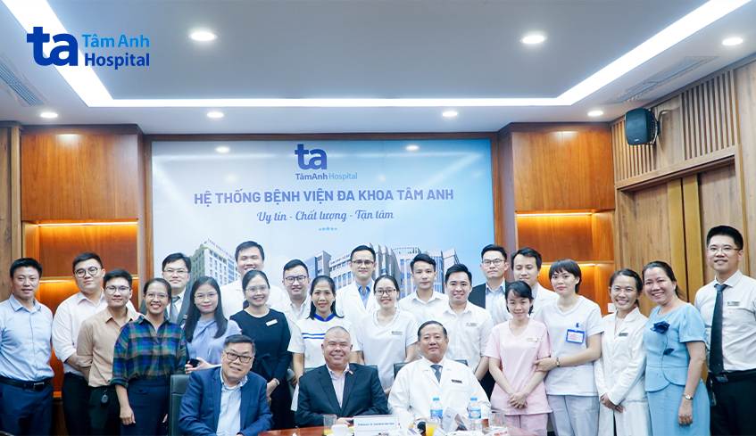 Chụp ảnh lưu niệm cùng Giáo sư Hiệp sĩ Jonathan Van Tam
