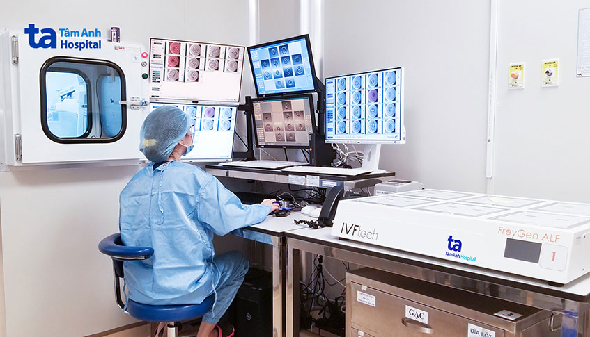 Chuyên gia phôi học tại IVF Tâm Anh TP.HCM nỗ lực “se duyên” và lựa chọn phôi chất lượng tốt giúp tăng tỷ lệ đậu thai cho vợ chồng hiếm muộn
