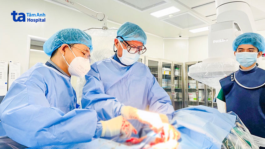 Bác sĩ tiến hành đặt stent graft động mạch chủ để phòng tránh nguy cơ vỡ khối phình cho bệnh nhân