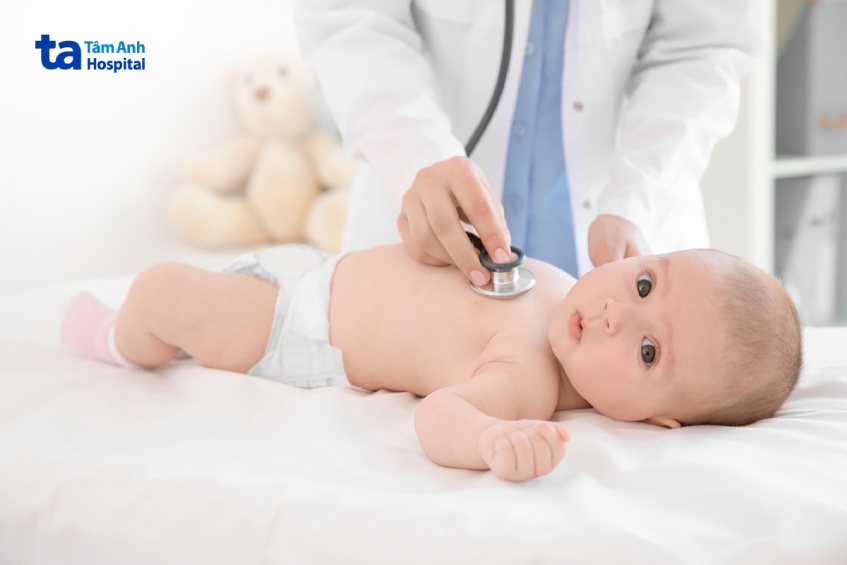 điều trị trẻ sơ sinh đi phân ngoài màu vàng