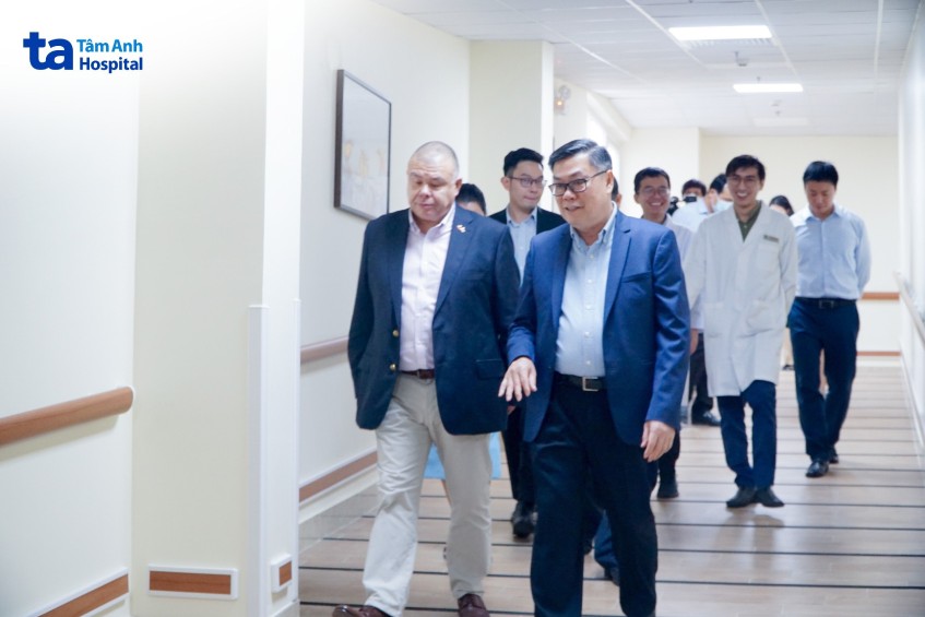 đưa Giáo sư Hiệp sĩ Jonathan Van Tam tham quan Bệnh viện