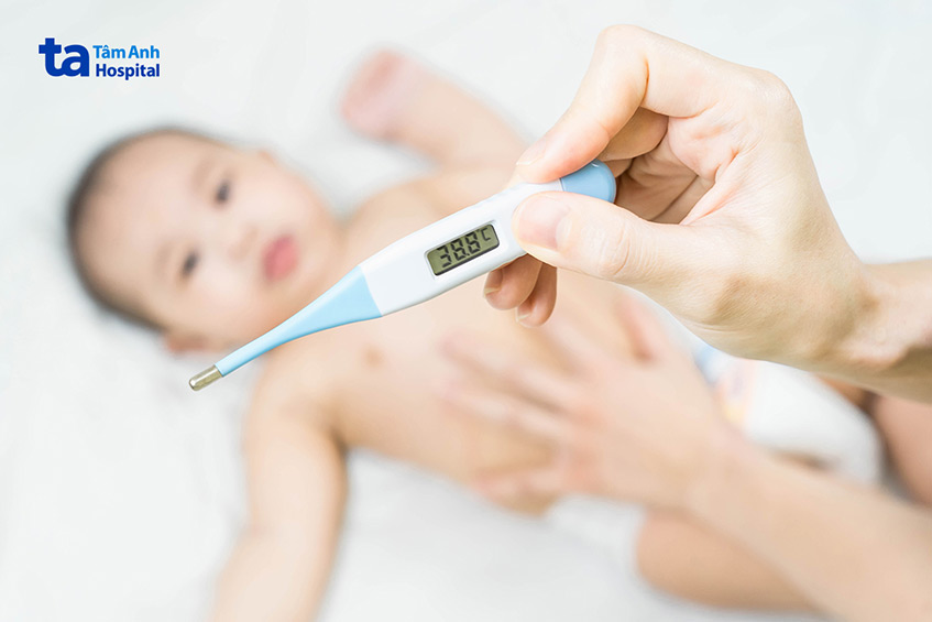 Bố mẹ nên đưa trẻ đến ngay cơ sở y tế khi có các dấu hiệu của nhiễm trùng rốn như sốt cao, rốn tiết dịch có mùi hôi, chảy máu