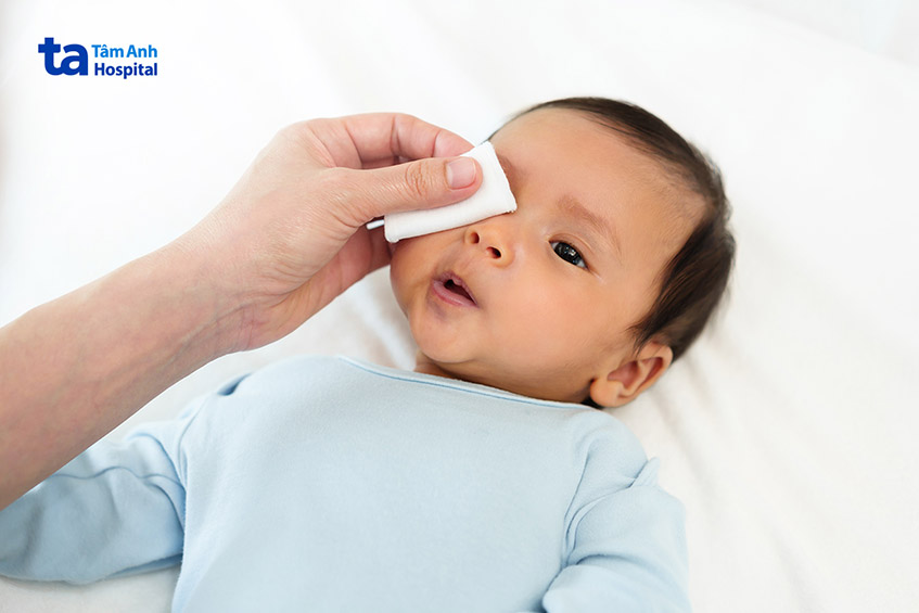 dùng gạc vô khuẩn nhẹ nhàng